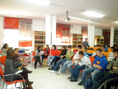 La directora keniata Zipporah Nyaruri y estudiantes participan en un coloquio en inglés en el marco de CinePosible 2011