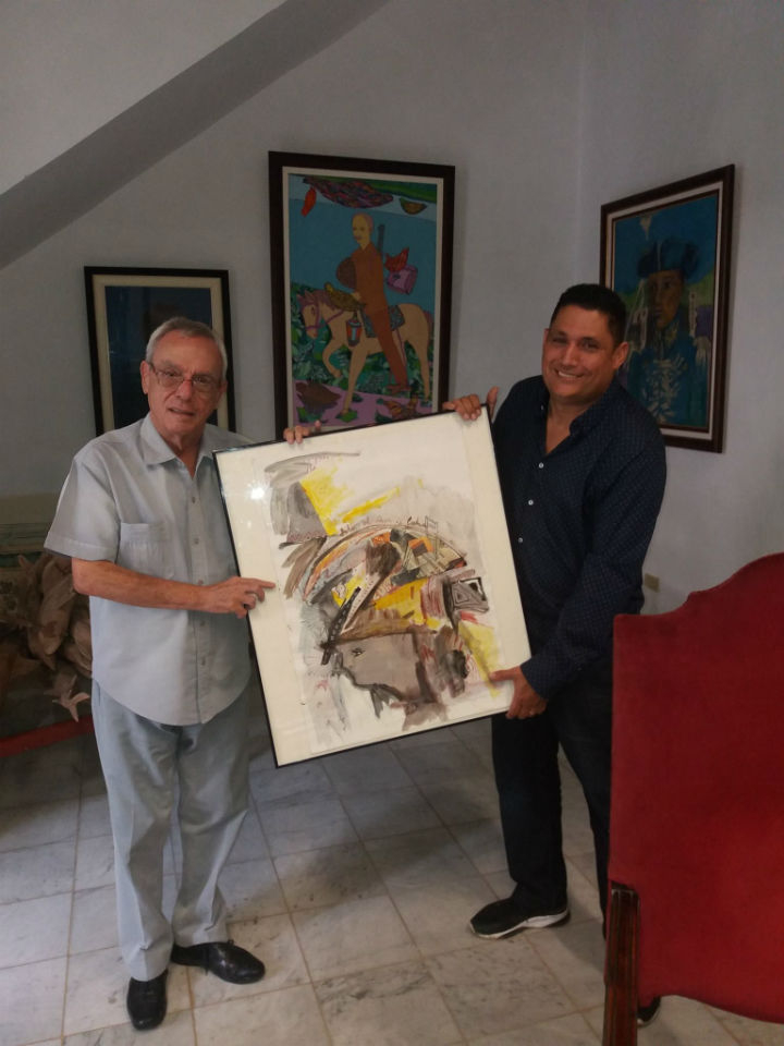 El artista cubano Felipe Alarcón Echenique en la exposición «Múltiples Miradas desde Extremadura en La Habana»