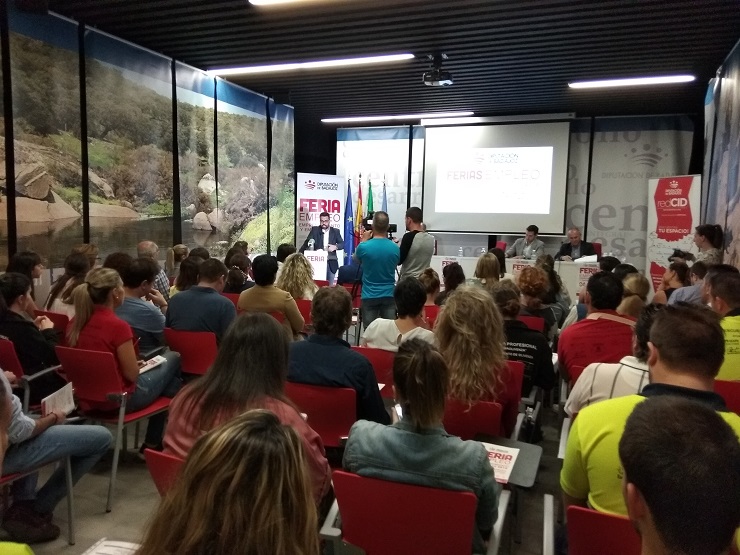 El CID Comarca de Olivenza acoge a más de 200 personas en la Feria de Empleo Emprendimiento y Empresa 2018.