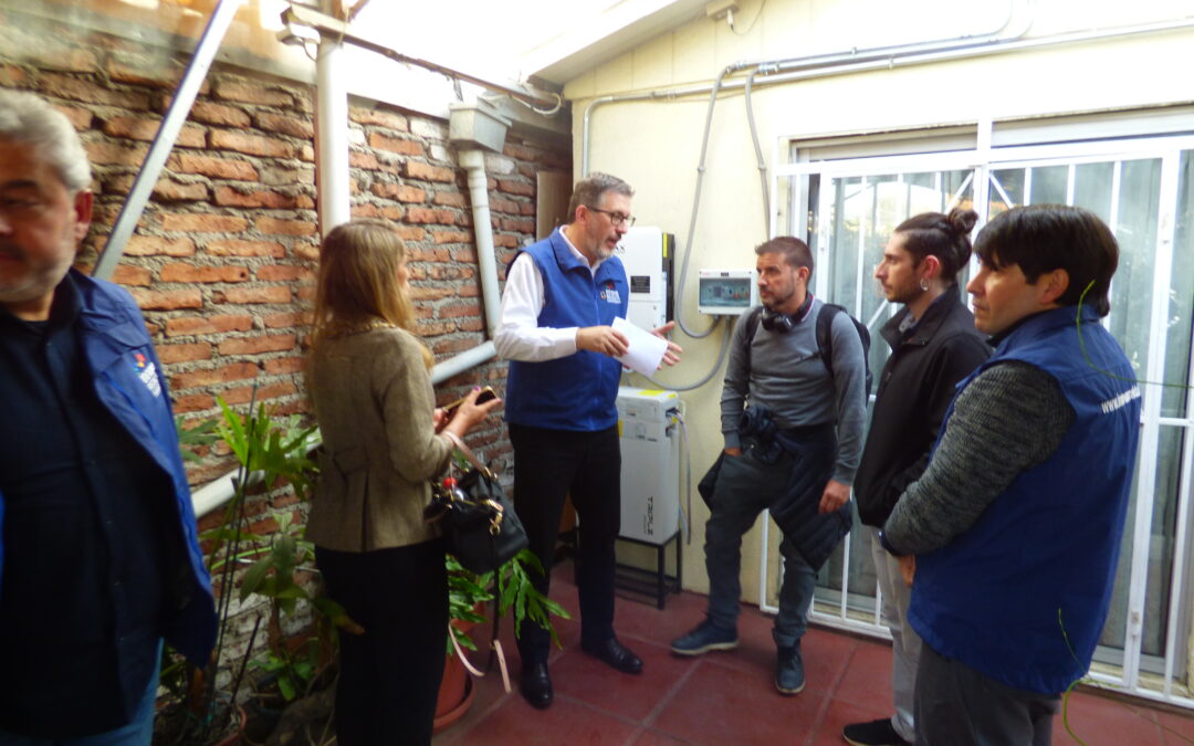 Esther Pulido asistiendo a la presentación de una instalación eléctrica de la red fotovoltaica desarrollada por el proyecto